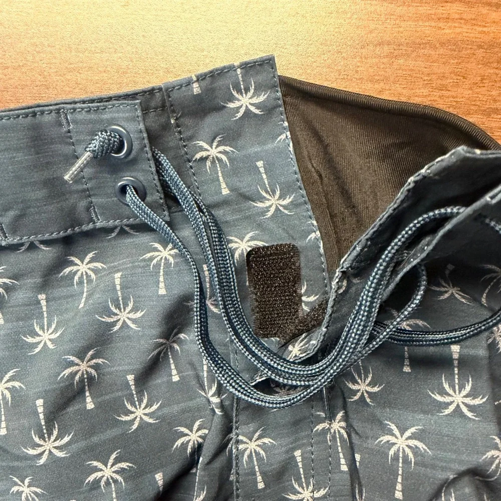 Travis Mathew Board Shorts Mens Size 32 Navy Red Grey Palm Tree Swim Trunks